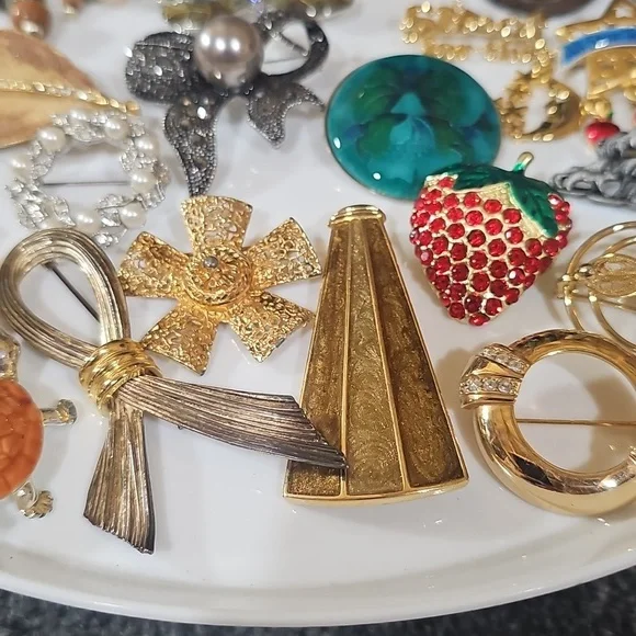 35PC Brooch LOT - Picture 4 of 8